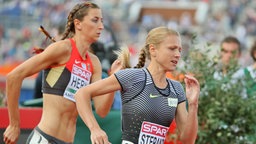 Die russische 800-Meter Läuferin Yuliya Stepanova (v.) und die deutsche Christina Hering © picture alliance / dpa Foto: Michael Kappeler