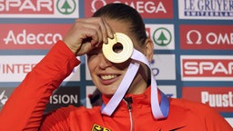 Kugelstoßerin Nadine Kleinert mit der Goldmedaille © picture alliance / Gladys Chai von der Laage