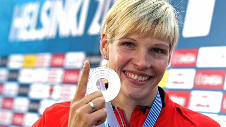 Diskuswerferin Nadine Müller mit ihrer Silbermedaille © picture alliance ...