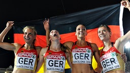 Die deutschen 4x400-Meter-Staffel-Frauen jubeln nach ihrem zweiten Platz im EM-Finale © dpa Foto: Rainer Jensen dpa