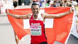 Halbmarathonläufer Tadesse Abraham jubelt über seinen Sieg bei den Europameisterschaften in Amsterdam. © imago