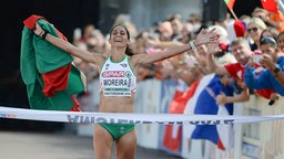 Halbmarathonläuferin Sara Moreira jubelt beim Zieleinlauf bei den Europameisterschaften in Amsterdam. © imago Foto: Jan Hübner