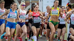Halbmarathonläuferin Anja Scherl im Läuferpulk bei den Europameisterschaften in Amsterdam. © dpa bildfunk Foto: Michael Kappeler