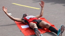 Halbmarathonläufer Tadesse Abraham nach seinem Sieg bei den Europameisterschaften in Amsterdam. ©  imago/GEPA pictures