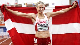 Die Dänin Sara Petersen nach ihrem Sieg über die 400 m Hürden bei den Europameisterschaften in Amsterdam © picture alliance / dpa Foto: Vincent Jannink
