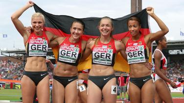 Die deutsche 4x100-Meter-Staffel mit Lisa Mayer, Rebekka Haase, Gina Lückenkemper und Tatjana Pinto (v.l.) © dpa Foto: Michael Kappeler