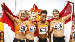 Die holländische 4x100-Meter-Staffel mit Naomi Sedney, Nadine Visser, Jamile Samuel und Dafne Schippers nach ihrem Sieg bei den Europameisterschften in Amsterdam. © dpa Foto: Vincent Jannink