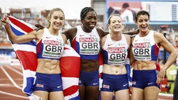 Die britische 4x400-Meter-Staffel der Frauen mit Emily Diamond, Anyika Onuora, Eilidh Doyle und Seren Bundy-Davies (v.l.) © dpa Foto: Vincent Jannink