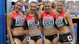 Friederike Möhlenkamp, Laura Müller, Lara Hofmann und Ruth Sophia Spelmeyer (v.l.) gucken nach der 4x400 m Staffel bei der Europameisterschaft in Amsterdam in die Kamera. © imago 