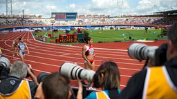 Die schweizer Sprinterin Mujinga Kambundji (M.) © dpa - Bildfunk Foto: Ennio Leanza