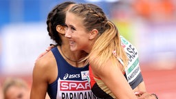 Die deutsche 100-Meter-Sprinterin Rebekka Haase umarmt Ramona Papaioannou aus Zypern © imago/Pressefoto Baumann