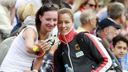 Die deutsche Speerwerferin Katharina Molitor mit einem Fan © picture alliance / Laci Perenyi Foto: Laci Perenyi