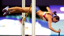 Hält den Weltrekord im Stabhochsprung der Frauen - die Russin Jelena Issinbajewa © picture-alliance / augenklick / sa Foto: sampics