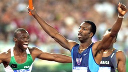 Verfrühter Jubel: Michael Johnsons Staffel-Gold von den Olympischen Spielen 2000 in Sydney über 4x400 m wurde später aberkannt. © Picture Alliance/dpa 