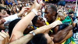 Usain Bolt mit Fans. © dpa-bildfunk Foto: Kerim Okten