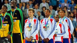 Christophe Lemaitre (3.v.l.) gewinnt bei der Leichtathletik-Weltmeisterschaft 2011 in Daegu Silber mit der Staffel über 4x100 Meter. © picture alliance / DPPI Foto: STEPHANE KEMPINAIRE