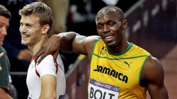 Christophe Lemaitre (l.) mit Usain Bolt bei den Olympischen Spielen in London © picture alliance/dpa Foto: Alberto Estevez