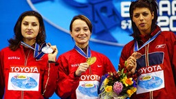 Blanka Vlasic (r.) gewinnt bei der Hallen-WM 2004 in Budapest Bronze hinter Jelena Slessarenko (M.) und Anna Tschitscherowa © imago/Chai v.d. Laage Foto: Chai v.d. Laage