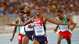 Mohamed Farah (M.) gewinnt Gold über 5.000 Meter bei der Leichtathletik-WM 2011 in Daegu. © picture alliance / Photoshot