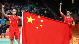 Die Badmintonspieler Haifeng Fu (r.) und Nan Zhang jubeln © dpa - Bildfunk Foto: Esteban Biba