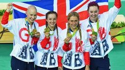 Die britischen Bahnradfahrerinnen Joanna Rowsell-Shan, Elinor Barker, Laura Trott und Katie Archibald (v.l.n.r.) © dpa - Bildfunk Foto: Felix Kaestle