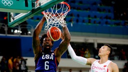 Der US-amerikanische Basketballspieler DeAndre Jordan (l.) trifft gegen Chinas Xiaochuan Zhai per Dunk. © dpa - Bildfunk Foto: Jorge Zapata