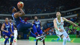 Der US-amerikanische Basketballspieler Kyle Lowry (l.) beim Sprungwurf © dpa - Bildfunk Foto: Lukas Schulze