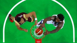 Der US-amerikanische Basketball-Spieler DeAndre Jordan (r.) beim Dunk gegen den Venezolaner Windi Graterol © picture alliance / AP Images Foto: Jim Young