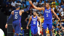 Die amerikanischen Basketballer Kevin Durant (r.) und Carmelo Anthony klatschen ab. © DPA Picture Alliance Foto: Larry W. Smith