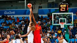 Die US-Amerikanerin Brittney Griner (l.) kämpft mit Spaniens Astou Ndour um den Ball. © dpa Foto: Jorge Zapata