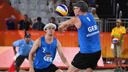 Die deutschen Beachvolleyball-Spieler Lars Flüggen (l.) und Markus Böckermann © dpa - Bildfunk Foto: Sebastian Kahnert