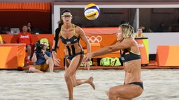 Die deutschen Beachvolleyballerinnen Kira Walkenhorst (l.) und Laura Ludwig (r.) © dpa Foto: Sebastian Kahnert