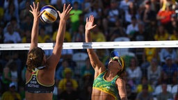 Deutschlands Beachvolleyballerin Britta Büthe (l.) im Block gegen Brasiliens Larissa Franca Maestrini © dpa - Bildfunk Foto: Sebastian Kahnert