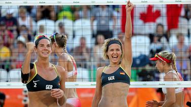 Deutschlands Beachvolleyballerinnen Kira Walkenhorst (l.) und Laura Ludwig jubeln © picture alliance / dpa Foto: Mario Ruiz