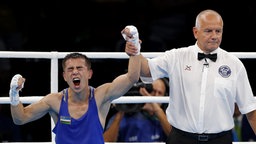 Der usbekische Boxer Hasanboy Dusmatow (l.) jubelt über seinen Sieg. © picture alliance / dpa Foto: Valdrin Xhemaj