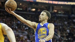 Basketball-Superstar Stephen Curry beim Korbleger © imago/ZUMA Press 