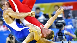 Mirko Englich (rotes Jersey) im Kampf gegen Aslanbek Chustschow. © dpa-Bildfunk Foto: Rungroj Yongrit