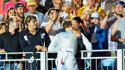 Der italienische Fechter Daniele Garozzo feiert mit seiner Familie. © DPA Picture Alliance Foto: RICHARD ELLIS