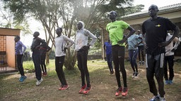 400-Meter-Läufer James Nyang Chiengjiek (2.v.r.) und 800-Meter-Läufer Yiech Pur Biel (3.v.r.) aus dem Südsudan © imago/Xinhua