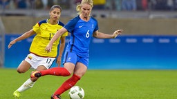 Frankreichs Amandine Henry (re.) behauptet den Ball gegen die Kolumbianerin Cristian Borja im Olympia-Vorrundenspiel Frankreeich gegen Kolumbien.  