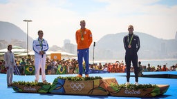 Der niederländische Freiwasserschwimmer Ferry Weertman (M.) zusammen mit Marc-Antione Olivier (l.) und Spiros Gianniotis auf dem Treppchen. © imago/Fotoarena