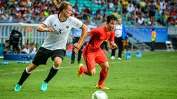 Lukas Klostermann (r.) geht an seinem Gegenspieler vorbei. © picture alliance / dpa Foto: Jessica Santana/Framephoto