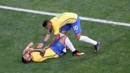 Brasiliens Neymar will Gabriel Barbosa hochziehen. © DPA Picture Alliance