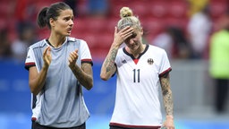 Dzsenifer Marozsan (l.)  und Anja Mittag sind enttäuscht. © imago/Bildbyran 