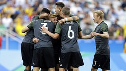 Deutschlands Lukas Klostermann (Nr. 3) und Sven Bender (Nr. 6) freuen sich mit ihren Teamkollegen.  © picture alliance / AP Images