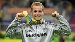 Der deutsche Turner Fabian Hambüchen mit seiner Olympischen Goldmedaille © imago/Nordphoto