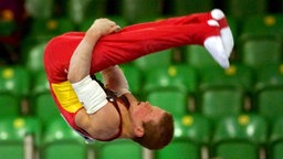 Der deutsche Turner Fabian Hambüchen gewinnt bei der Turn-EM der Junioren 2004 in Ljubljana/Slowenien die Titel in den Disziplinen Boden, Reck und Sprung. © picture-alliance / dpa Foto: epa Antonio Ba