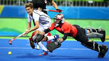 Deutschlands Florian Fuchs (l.) auf dem Weg zum Tor. © picture alliance / dpa Foto: Jeon Hyun-Kyun