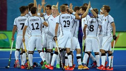 Das deutsche Hockey-Team jubelt. © picture alliance / dpa Foto: Friso Gentsch