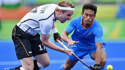 Der deutsche Hockeyspieler Christopher Rühr (l.) im Duell mit dem Inder Mujtaba Danish. © picutre alliance/GES-Sportfoto Foto: Markus Gilliar